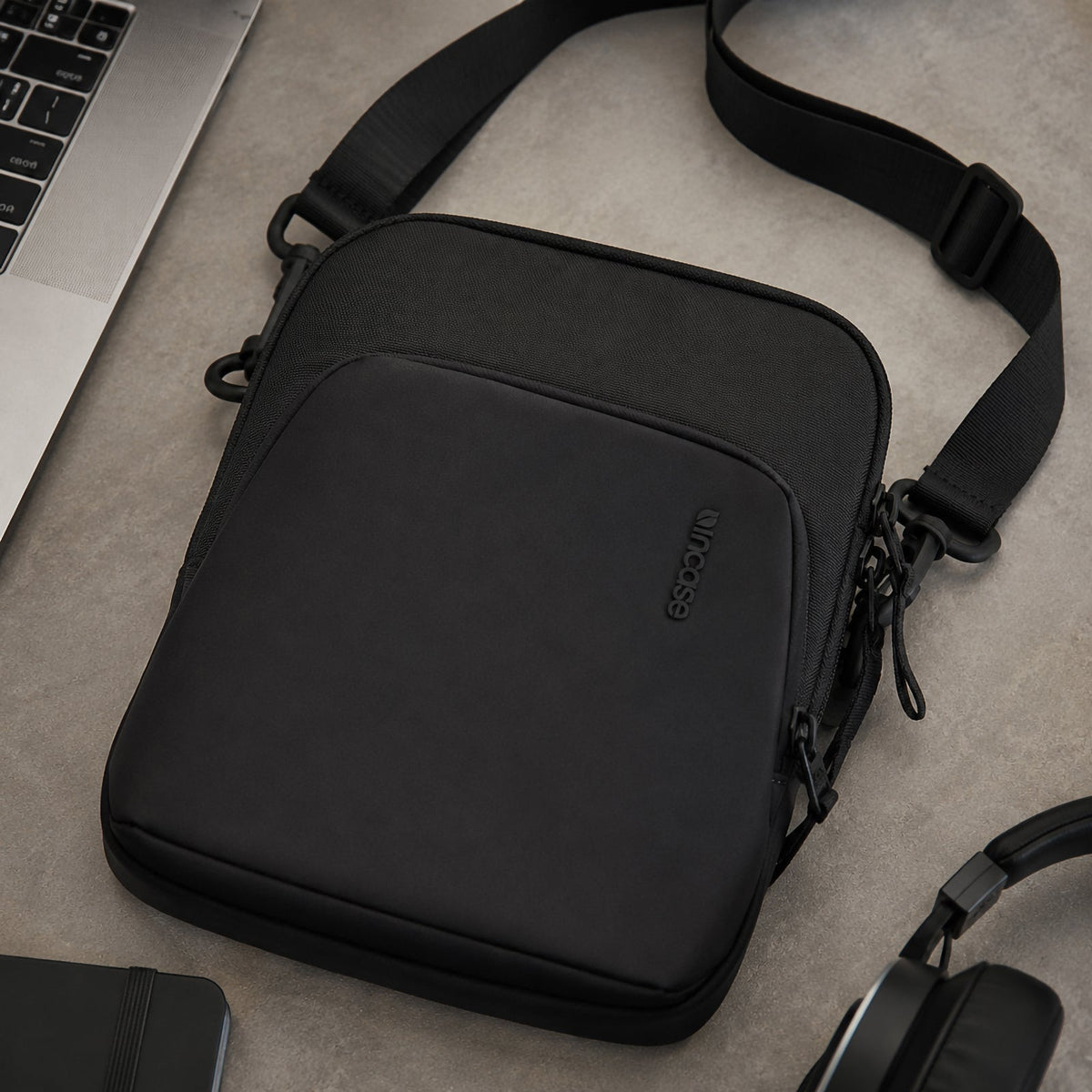 Incase A.R.C. Crossbody Bag Black