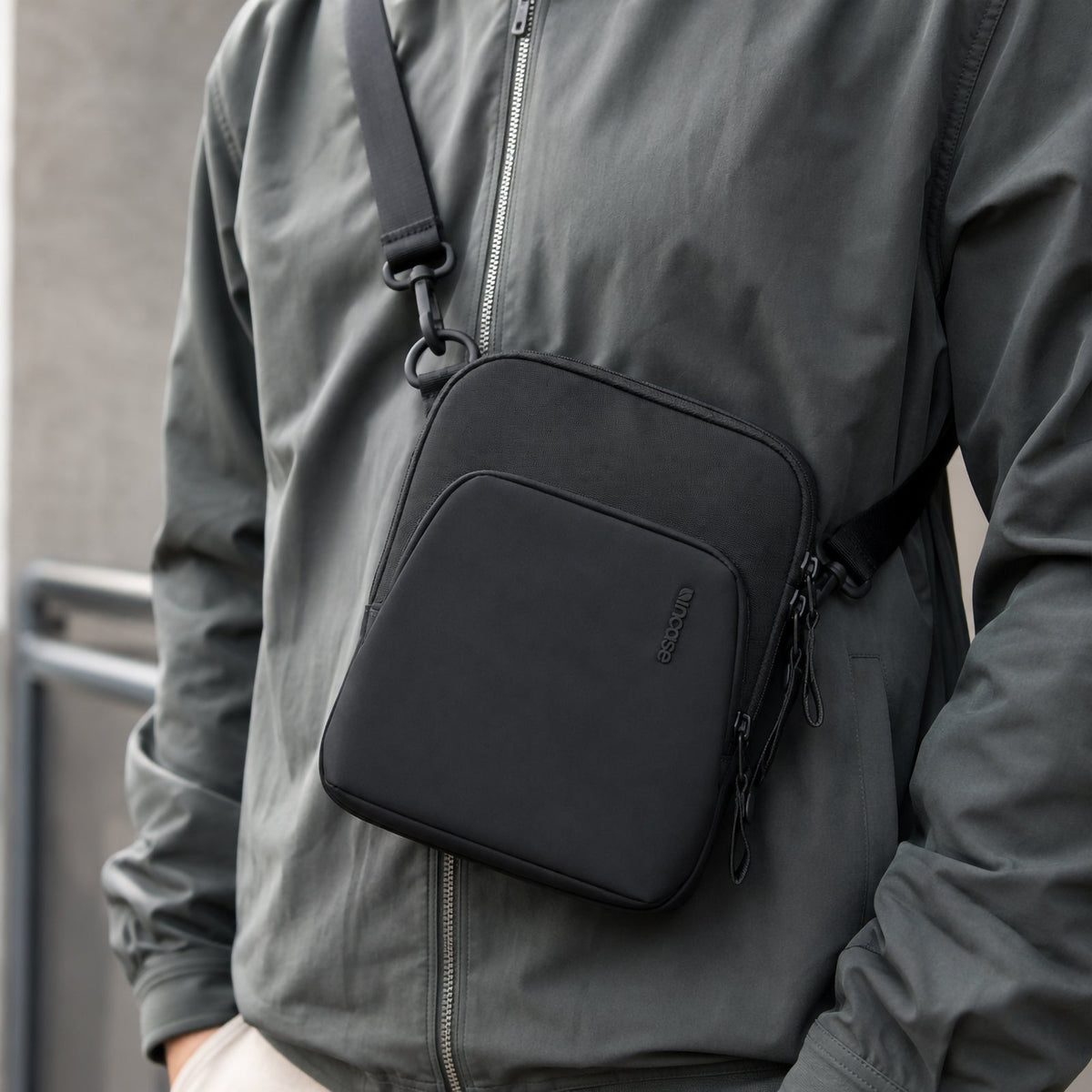 Incase A.R.C. Crossbody Bag Black