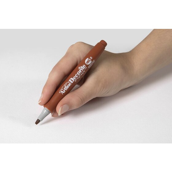 Hand writing with an Artline Decorite 3.0mm Brown marker