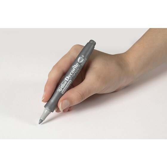 Hand writing with an Artline Decorite 3.0mm Metallic Silver marker