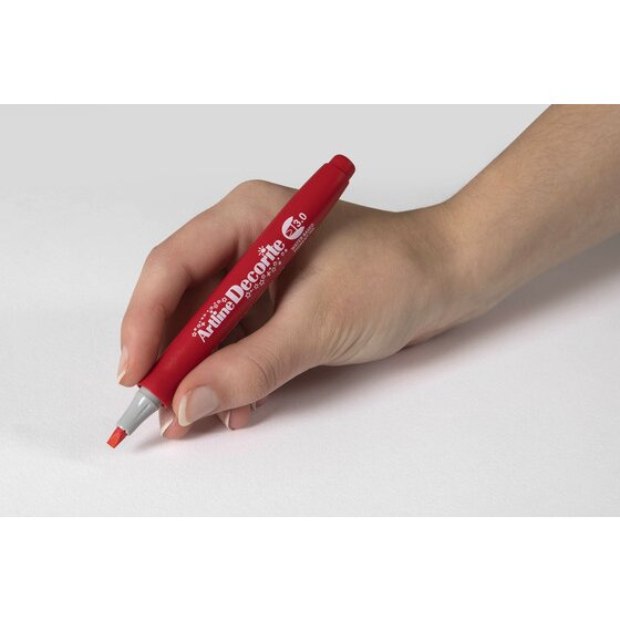 Hand writing with an Artline Decorite 3.0mm Red marker