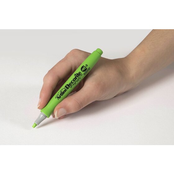 Hand writing with an Artline Decorite 3.0mm Yellow Green marker
