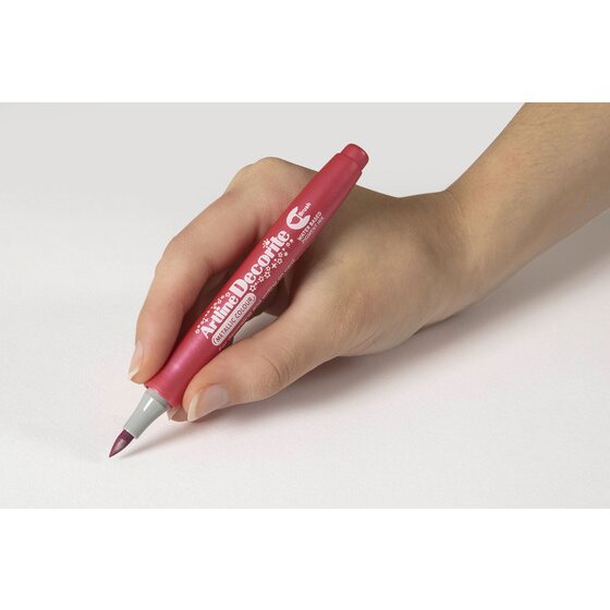 Hand writing with an Artline Decorite Brush Metallic Pink marker